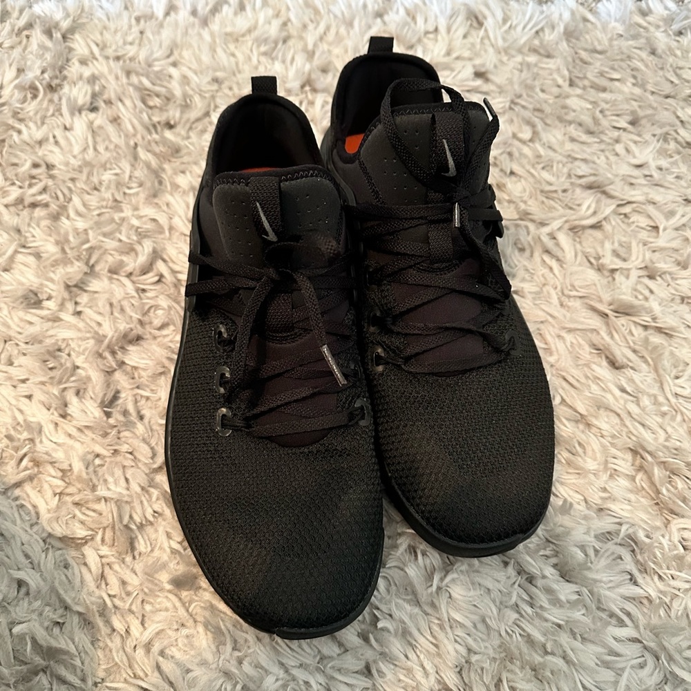 Men’s Nike Metcon Free black sneakers